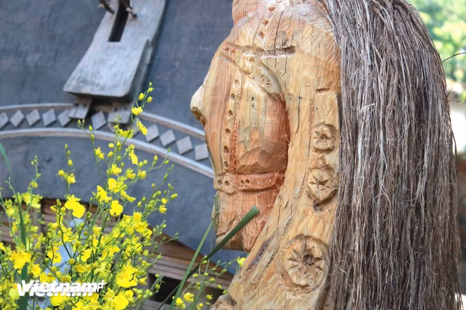 The horse sculptures feature motifs typical of Central Highlands culture. The circular pattern surrounding a star symbolises “hoa don”—a flower motif representing longevity and vigorous regeneration. (Photo: VietnamPlus)