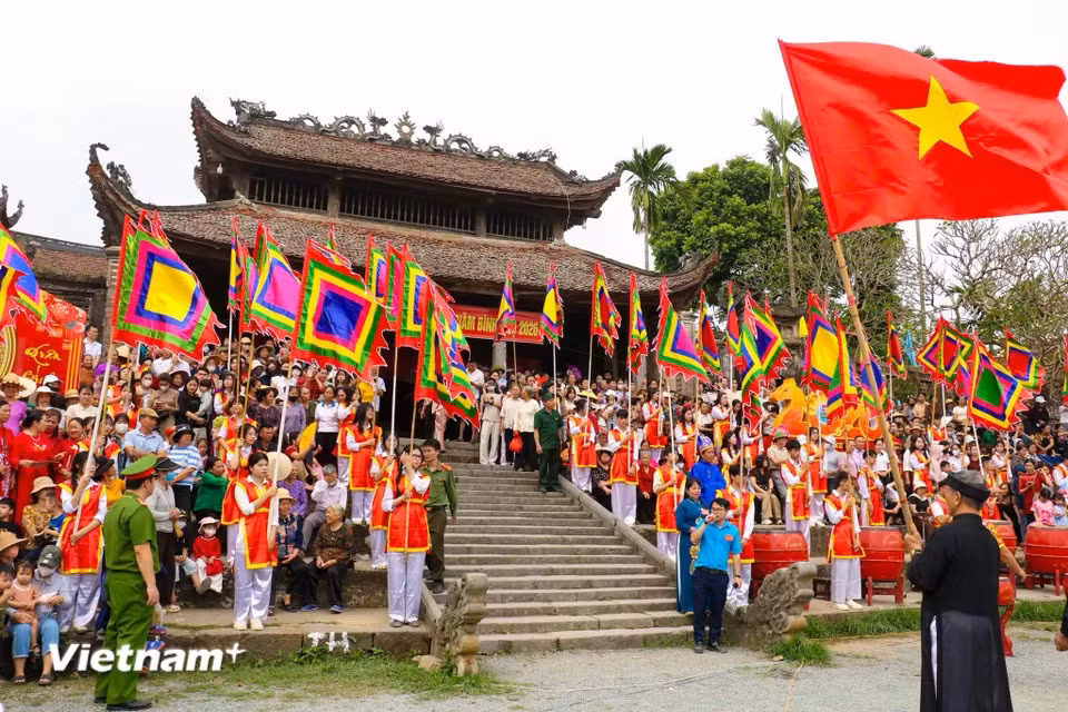 Its traditional festival runs annually from the 8th to the 10th days of the second lunar month, serving as a living museum of architecture and spiritual culture. In 2026, despite compressed preparation time, the event maintained its solemn, traditional character while embracing a more open, refreshing vibe through new staging and presentation (Photo: VietnamPlus)