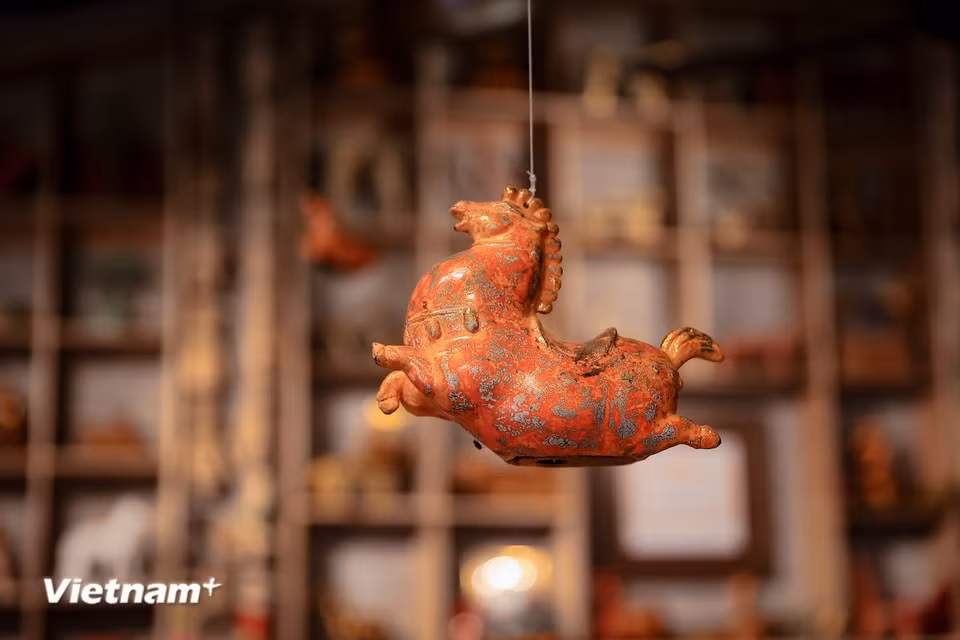Through lacquer artworks, the image of the Giong horse has moved beyond epic narratives to become part of everyday life. (Photo: VietnamPlus)