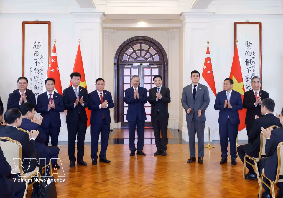 After the talks, Party General Secretary and State President To Lam and Singaporean Prime Minister Lawrence Wong witness the exchange of cooperation documents between the two countries. (Photo: VNA)