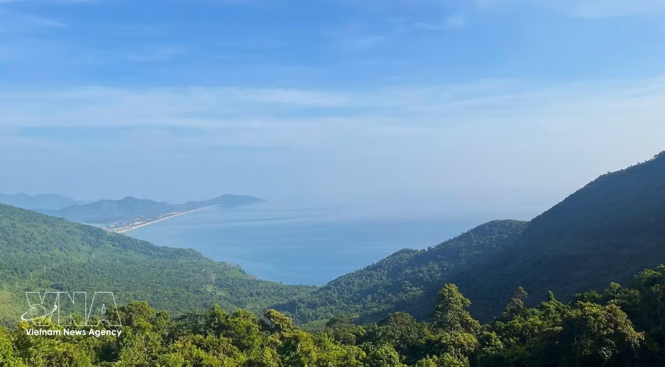 A panoramic aerial view of Lang Co Bay. (Photo: VNA)