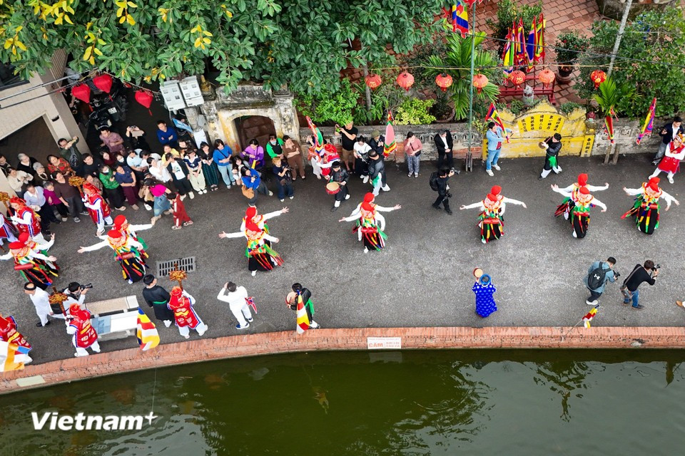 Many lively performances take place during the festival, with the “Trong Bong” or “Con di danh bong” dance considered the most important. (Photo: VietnamPlus)