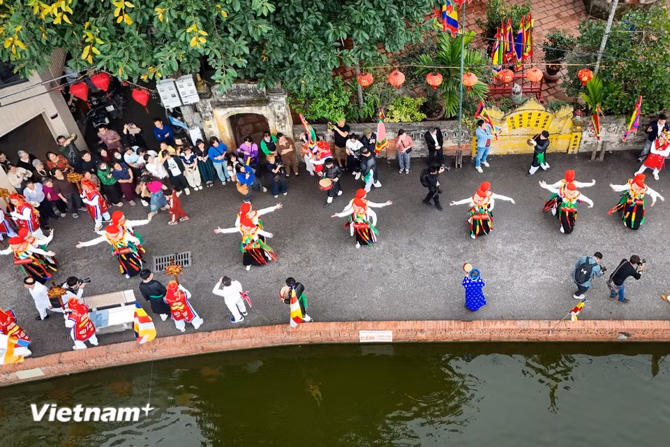 Many lively performances take place during the festival, with the “Trong Bong” or “Con di danh bong” dance considered the most important. (Photo: VietnamPlus)