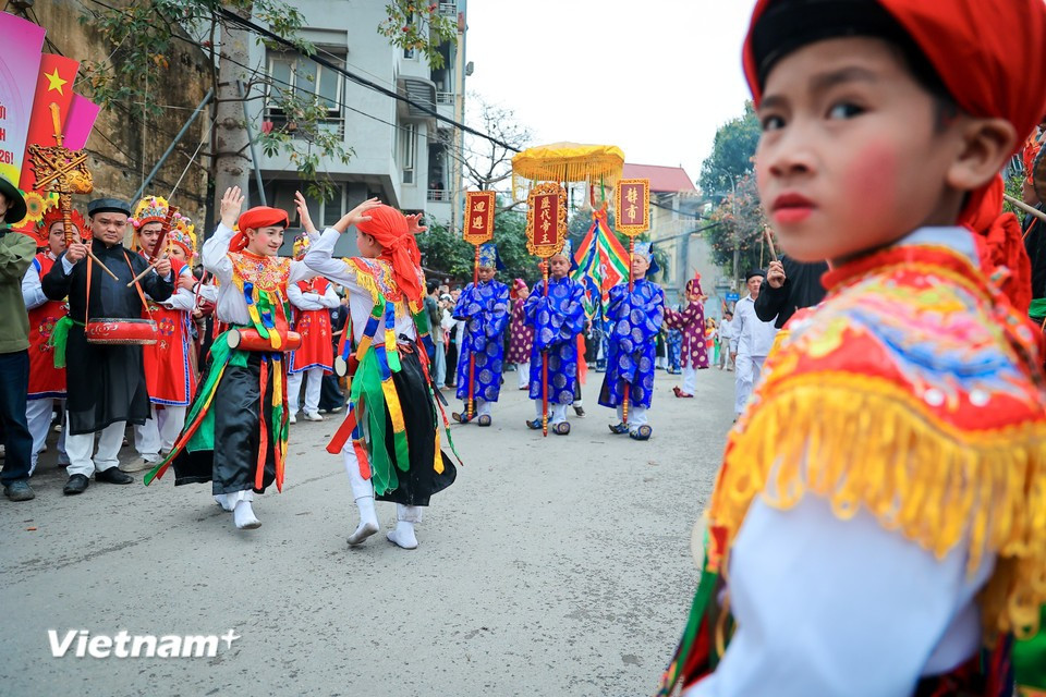 The dance is performed exclusively by men, featuring graceful and expressive movements rooted in the fertility beliefs of wet-rice agricultural culture. (Photo: VietnamPlus)