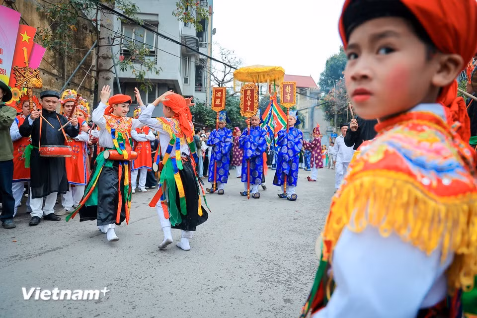 The dance is performed exclusively by men, featuring graceful and expressive movements rooted in the fertility beliefs of wet-rice agricultural culture. (Photo: VietnamPlus)