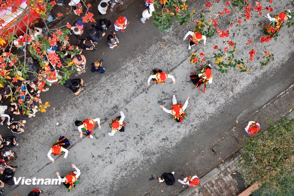 Each festival must feature at least six “con di” performers playing the Bong dance. (Photo: VietnamPlus)