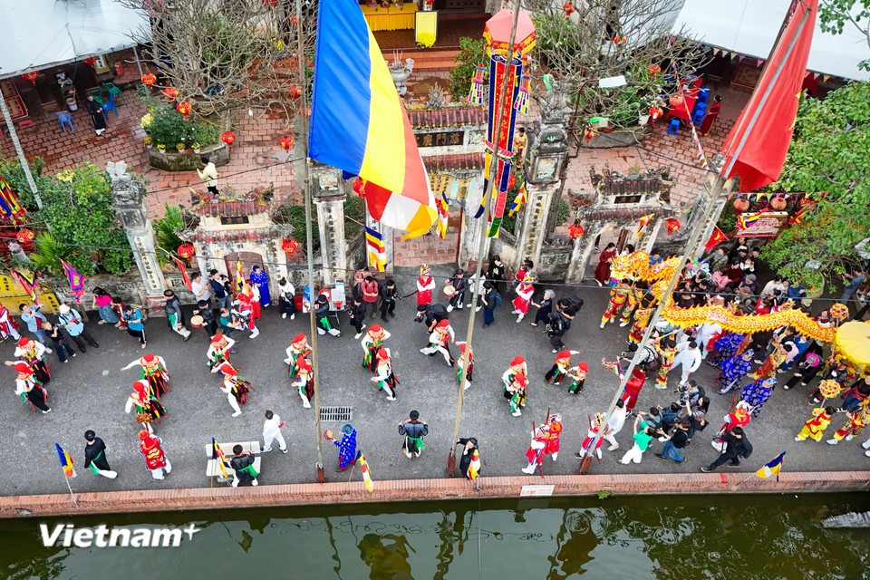 To encourage soldiers and entertain the army, he ordered troops to dress as women in colourful costumes and perform drum dances. (Photo: VietnamPlus)