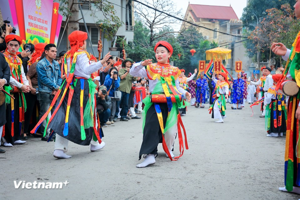 Despite cross-dressing, the performers’ movements convey masculine strength and martial spirit. The Trieu Khuc festival is regarded as one of the best-preserved traditional festivals, reflecting the spiritual and cultural identity of Hanoi’s thousand-year-old heritage. (Photo: VietnamPlus)