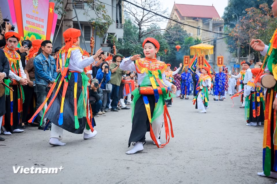 Despite cross-dressing, the performers’ movements convey masculine strength and martial spirit. The Trieu Khuc festival is regarded as one of the best-preserved traditional festivals, reflecting the spiritual and cultural identity of Hanoi’s thousand-year-old heritage. (Photo: VietnamPlus)