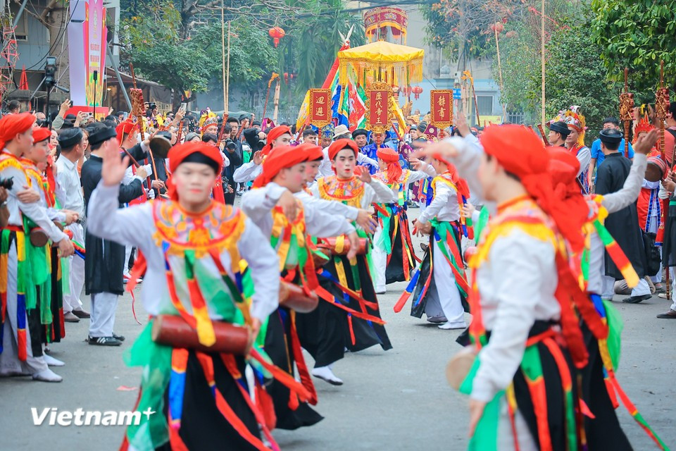 The dance combines bold, energetic rhythms with softness and flexibility, using simple yet distinctive movements such as spinning, leaning back, and coordinated gestures between dancers. (Photo: VietnamPlus)