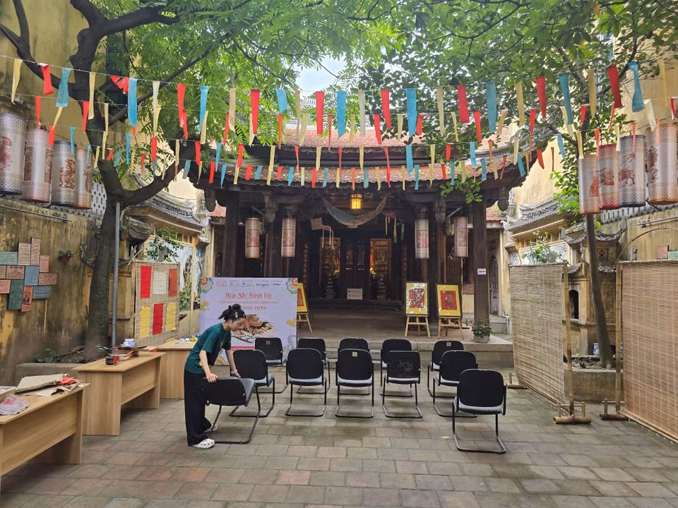 As part of the programme, the former Fujian Assembly Hall (40 Lan Ong street) is showcasing do paper products inspired by the traditional Dong Ho folk painting craft, highlighting the artistic heritage of ancient Thang Long. (Photo: VietnamPlus)