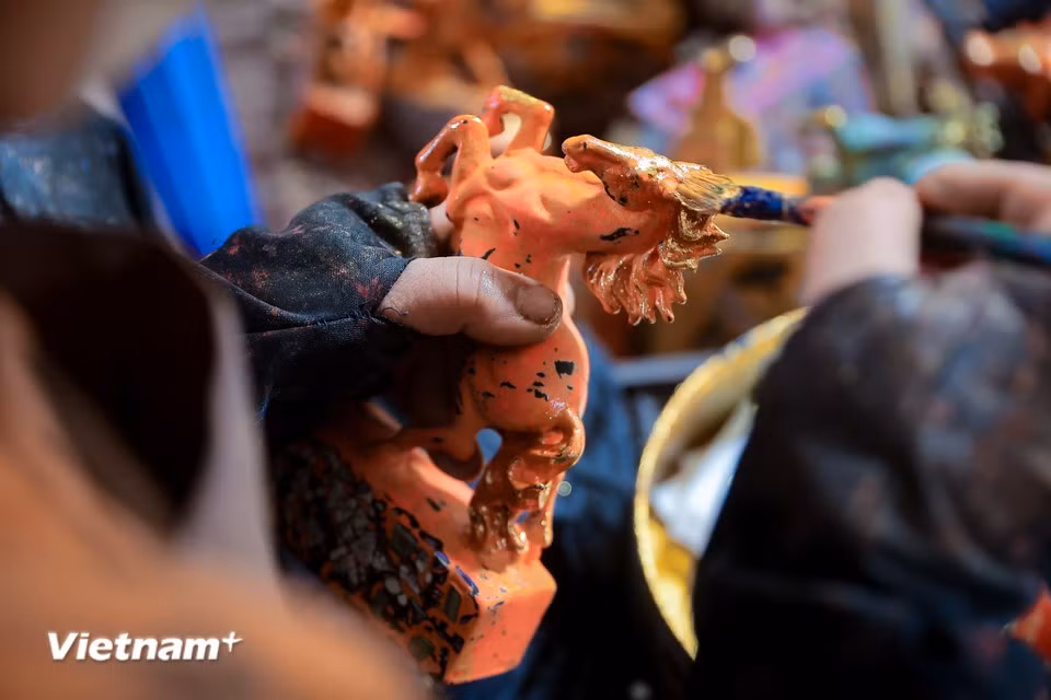 The works are crafted following a rigorous traditional lacquer process, involving multiple layers of coating, polishing, and intricate painting using materials such as gold, silver, eggshell, and mother-of-pearl. (Photo: VietnamPlus)