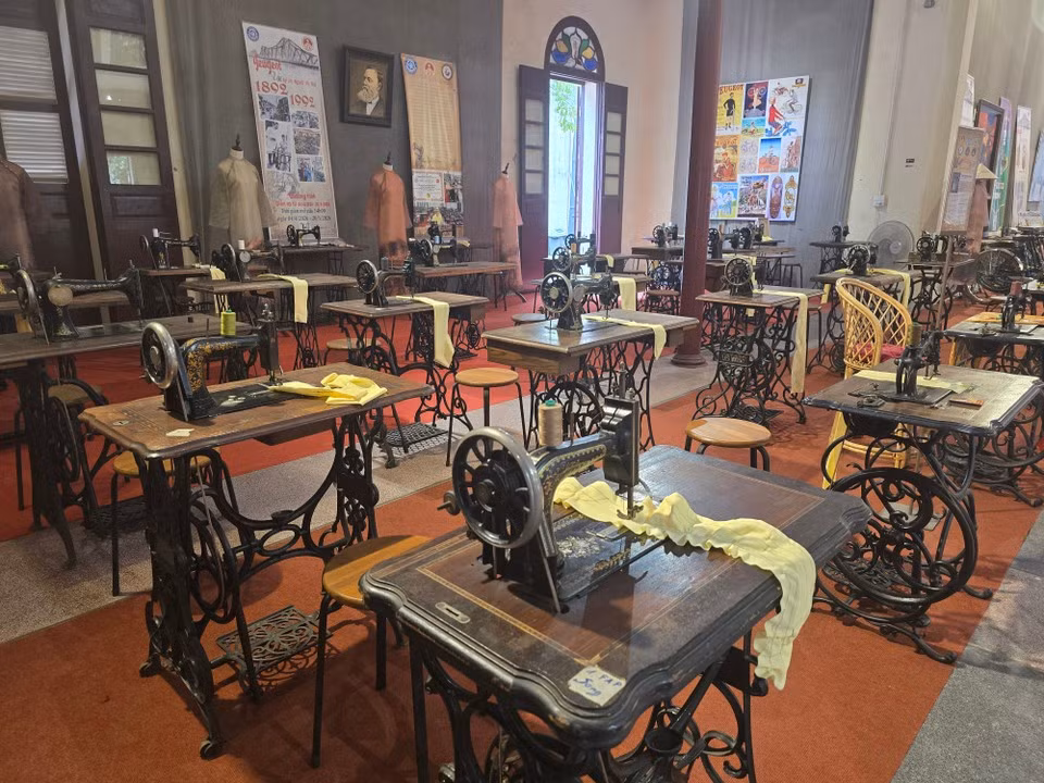 The exhibition also features a collection of antique French sewing machines, once considered luxury mechanical products and closely associated with the skill, elegance and craftsmanship of Hanoi women in the past. (Photo:VietnamPlus)