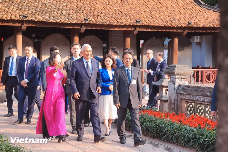 President of the European Council Antonio Costa strolls around the Temple of Literature (Photo: VietnamPlus)