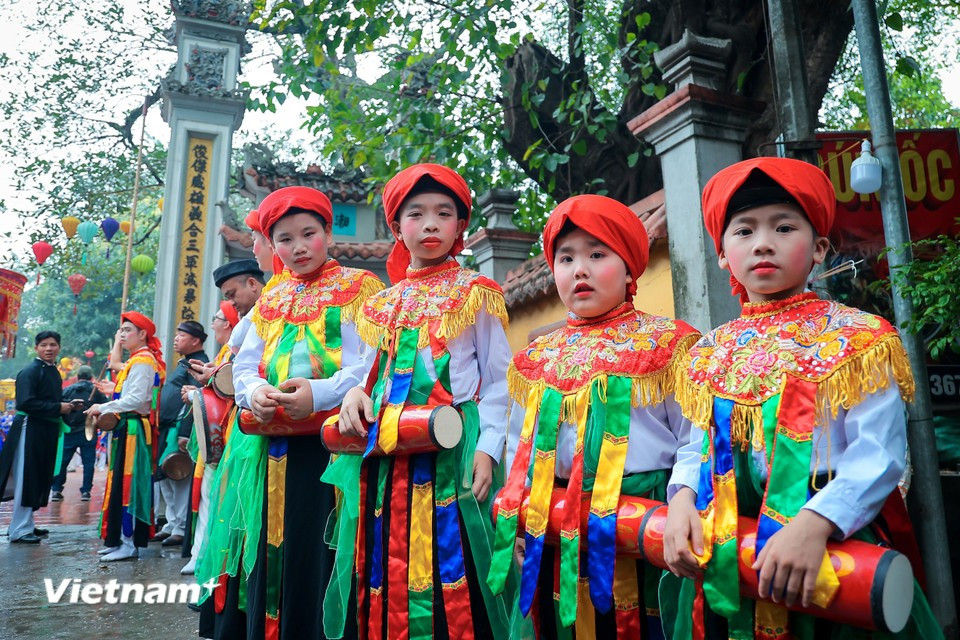 One of the festival’s most prominent highlights is the “Trong Bong” dance, also known as “Con di danh bong”. (Photo: VietnamPlus)