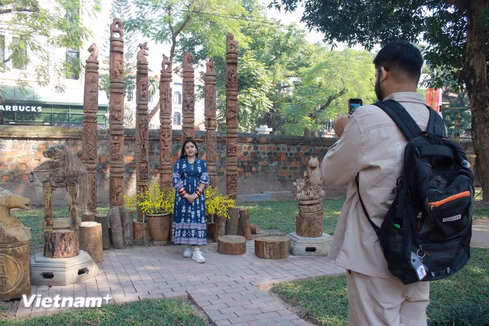 Opening on January 6, the exhibition “Ngua ve pho” is held at Thai Hoc courtyard, the final area within the Van Mieu – Quoc Tu Giam (Temple of Literature – Imperial Academy) complex, on the occasion of the Lunar New Year (Tet) – the Year of the Horse 2026 (Photo: VietnamPlus)