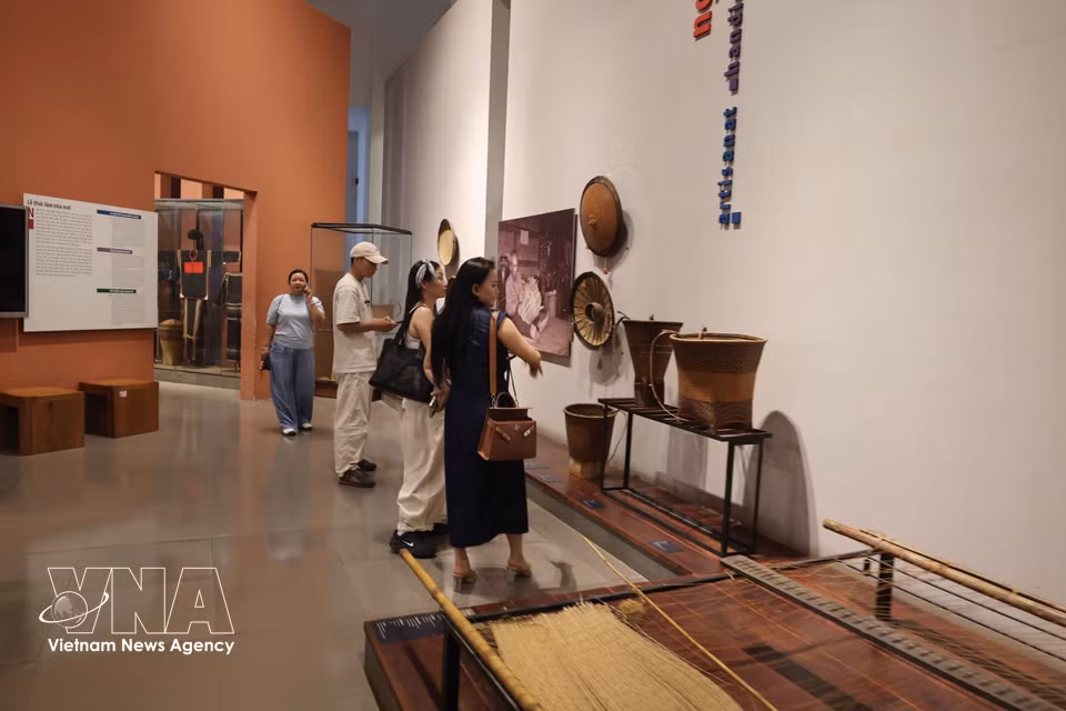 Visitors can try on traditional costumes and experience the living spaces of the Central Highlands' ethnic communities at Dak Lak Museum. (Photo: VNA)
