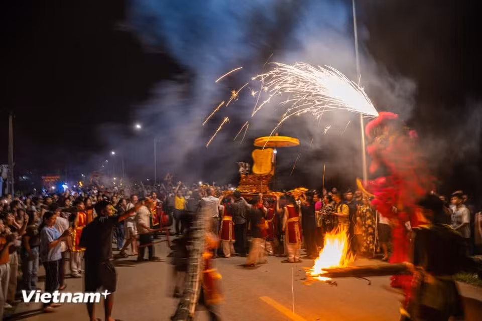 Despite hundreds of years of history, the Tuong Phieu village festival has preserved its unique character. Although the distance from the communal house to Ngo Temple is only slightly more than one kilometer, the road is always packed with people joining the nighttime procession. (Photo: VietnamPlus)