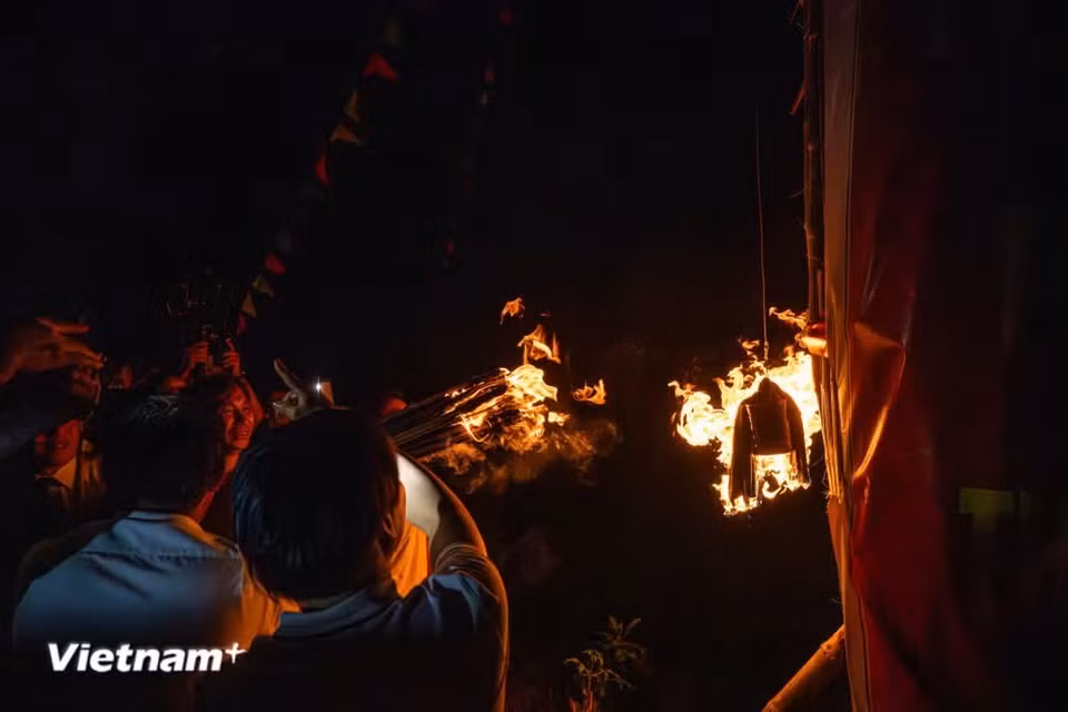 The festival preserves many traditional activities, the most distinctive being the nighttime procession. Before the event, villagers prepare dry wood and bamboo panels to make dragon torches and giant “dinh lieu” torches used to light the procession route. (Photo: VietnamPlus)