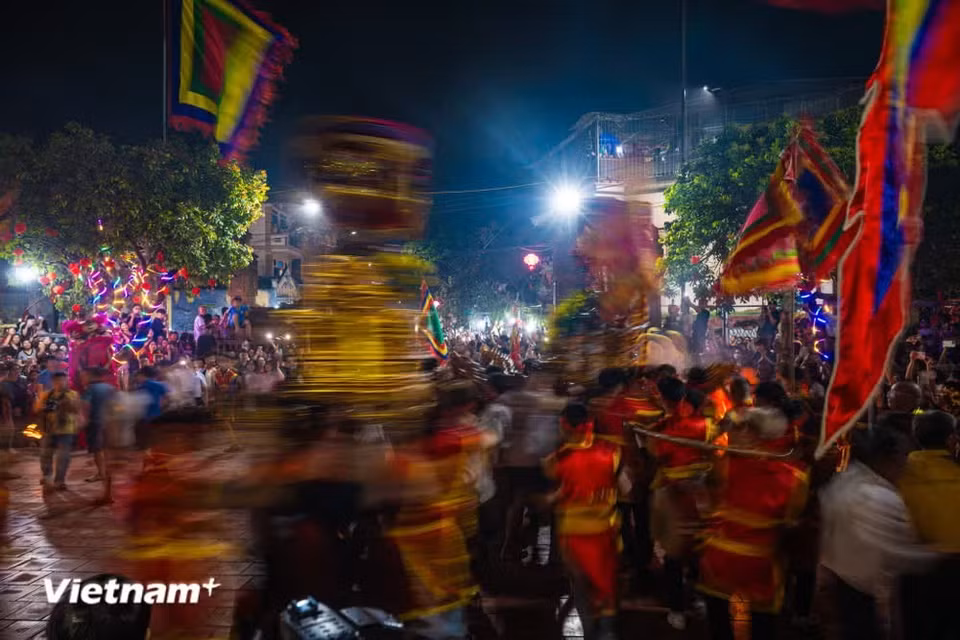 As the Saint’s palanquin neared Tuong Phieu communal house, dozens of torchbearers ran ahead to clear the way. (Photo: VietnamPlus)