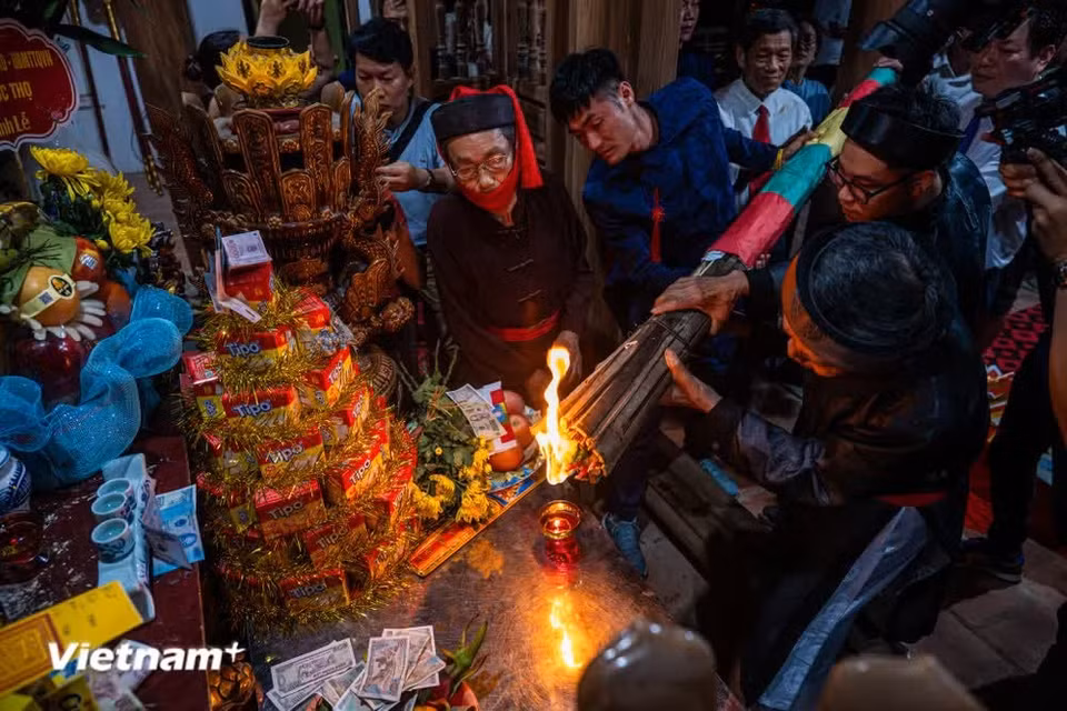 According to village elders, the custom of the nighttime procession originated from a legend about Saint Tan Vien. During one of his journeys to the Ngo Son area, the Saint became engrossed in teaching villagers fishing techniques and flood control methods, returning to the mountains late at night with his entourage. Reluctant to bid farewell, villagers lit torches made from dry wood to illuminate the way and gaze upon the Saint a little longer. (Photo: VietnamPlus)