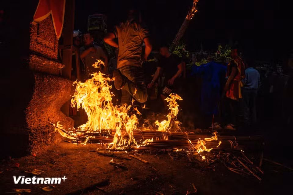 As the procession is held only once every three years, local residents of all ages eagerly attend to witness the sacred atmosphere of the festival. (Photo: VietnamPlus)