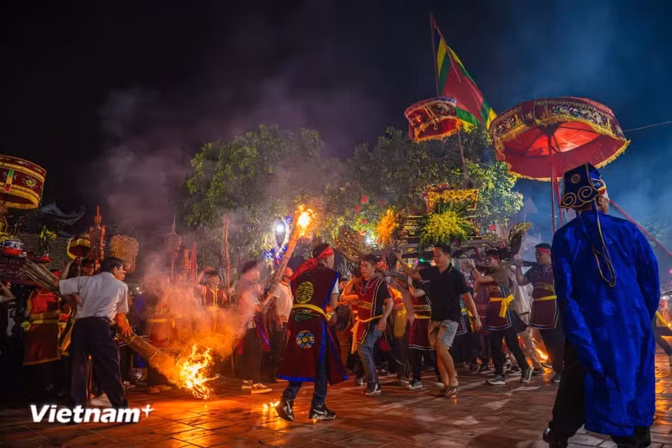 Once the palanquin entered the communal house grounds, attendants began spinning it, creating a striking and unusual scene. (Photo: VietnamPlus)