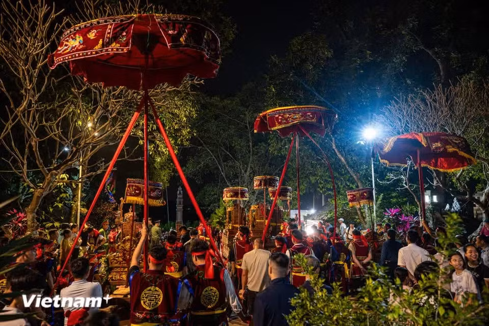 As part of the traditional festival at Tuong Phieu communal house in Phuc Tho commune of Hanoi, the procession returning Saint Tan Vien’s palanquin to the communal house took place on March 2 evening (the 14th day of the first lunar month in the Year of the Horse), drawing thousands of local residents. (Photo: VietnamPlus)
