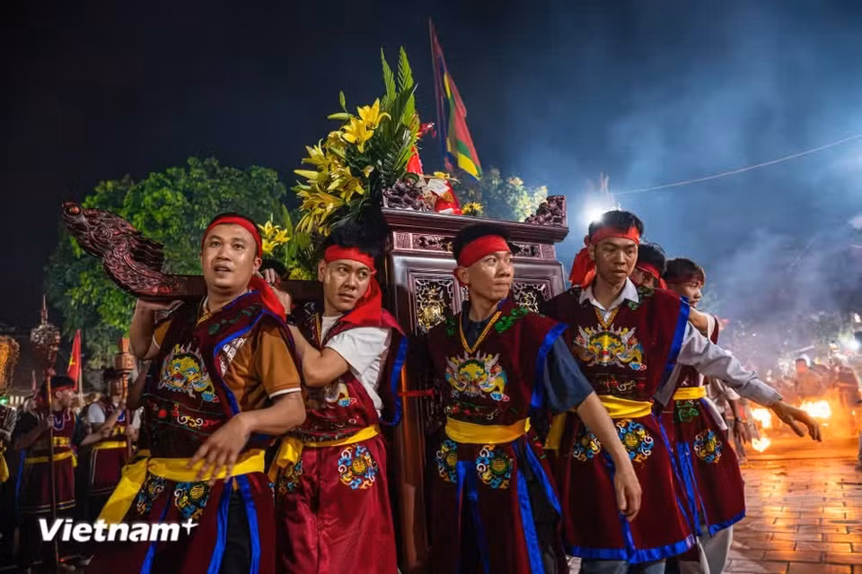 While water is regarded as a sacred symbol in many traditional festivals, fire is the defining symbol of the Tuong Phieu communal house festival. The flames from the torches resemble a fiery dragon moving toward the village. (Photo: VietnamPlus)