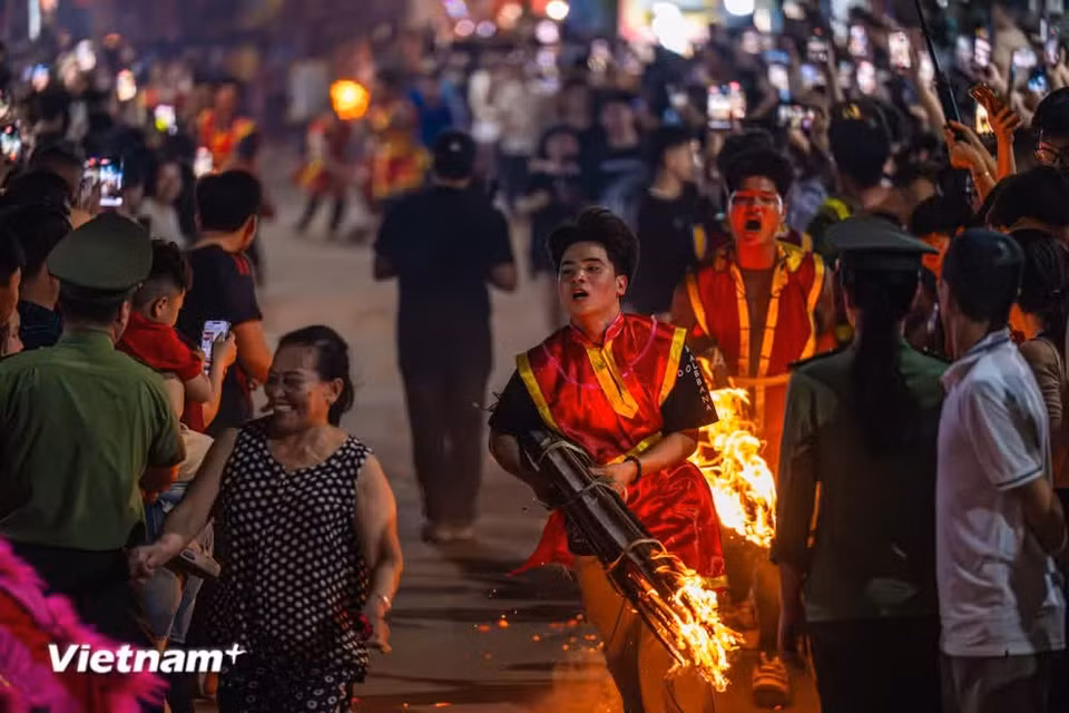 A giant torch erected at the village entrance drew excitement from local residents as flames blazed brightly. (Photo: VietnamPlus)