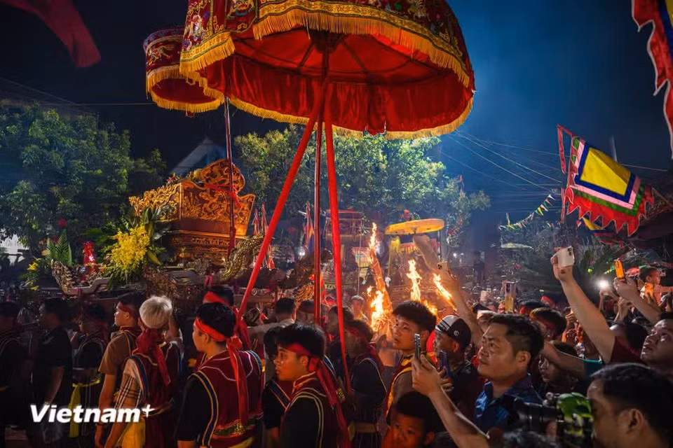 Some people even leap over the burning torches in hopes of good luck in the new year. (Photo: VietnamPlus)