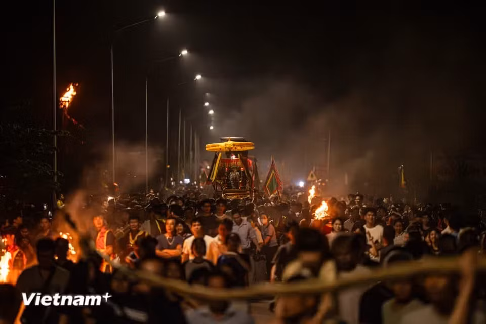 Besides the four giant torches, the festival also features many smaller torches known as dragon torches. Village elders said the Saint worship ceremony at Ngo Temple has been held since 1432 and takes place every three years in the Years of the Rat, Horse, Cat and Rooster. (Photo: VietnamPlus)