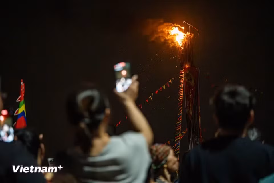 Each torch burns for around three hours, just enough time to illuminate the procession returning the Saint’s palanquin to the main communal house. (Photo: VietnamPlus)