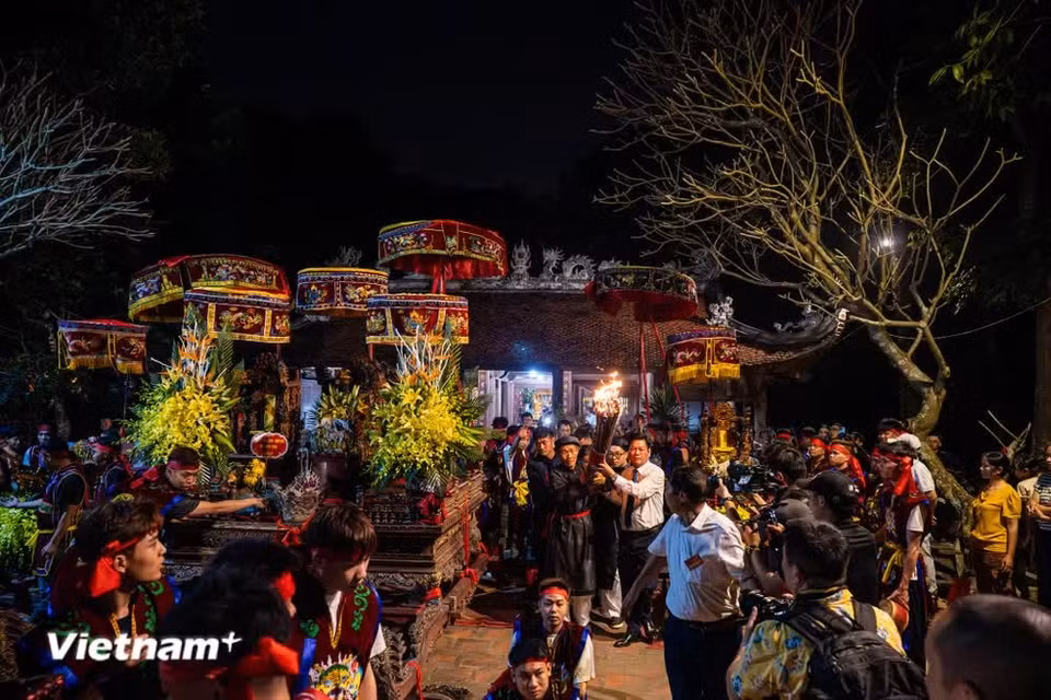 To commemorate the villagers’ grand and emotional farewell to the Saint, Tuong Phieu villagers hold a procession for the Three Saint Tan Vien deities and the village tutelary god in the Years of the Rat, Horse, Cat and Rooster. (Photo: VietnamPlus)