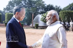 Indian Prime Minister Narendra Modi welcomes General Secretary and State President To Lam in New Delhi. (Photo; VNA) 