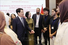State President Luong Cuong, his spouse and overseas Vietnamese in Egypt. (Photo: VNA)