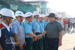 Prime Minister Pham Minh Chinh encourages and urges construction teams working on the Long Thanh International Airport project in Dong Nai province. (Photo: VNA)