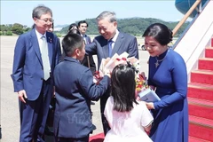 Party General Secretary To Lam and his spouse Ngo Phuong Ly arrive in Seoul on August 10 afternoon (local time). (Photo: VNA
