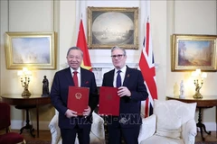 General Secretary of the Communist Party of Vietnam Central Committee To Lam and UK Prime Minister Keir Starmer exchange the joint statement announcing the elevation of Vietnam–UK relations to a Comprehensive Strategic Partnership. (Photo: VNA)