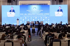 Deputy Minister of Industry and Trade Nguyen Hoang Long addresses the session. (Photo: VNA)