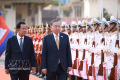 Cambodian People's Party President and Senate President Samdech Techo Hun Sen, authorised by Cambodian King Norodom Sihamoni, presides over the official welcome ceremony for General Secretary of the Communist Party of Vietnam Central Committee To Lam during his state visit to Cambodia in Phnom Penh on February 6, 2026. (Photo: VNA)