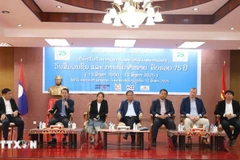 Bui Xuan Tu, head of its representative office in Laos (second from left) attends a scientific workshop on the role of journalism in the era of technology in Vientiane. (Photo: VNA)