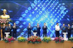 Prime Minister Pham Minh Chinh and delegates launch the national legal portal. (Photo: VNA)