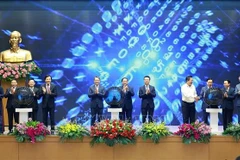 Prime Minister Pham Minh Chinh and delegates launch the national legal portal. (Photo: VNA)