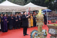 State President Luong Cuong offers incense at Ly Thai Tho Monument in Hanoi (Photo: VNA)
