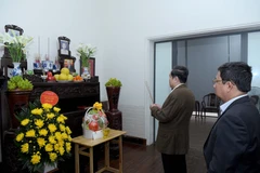 NA Chairman Tran Thanh Man offers incense in tributed to late Party General Secretary Nguyen Phu Trong (Photo: quochohoi.vn)