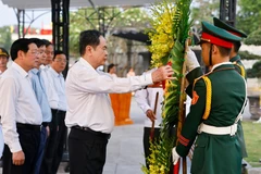 NA Chairman Tran Thanh Man lays flowers at the Road 9 Martyrs' Cemetery in Quang Tri province (Photo: VNA)