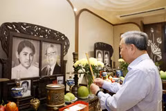 Party General Secretary, State President To Lam offers incense in tribute to former Prime Minister Vo Van Kiet. (Photo: VNA)