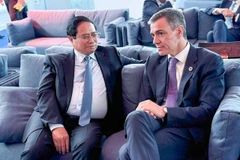 Prime Minister Pham Minh Chinh (L) and Spanish PM Pedro Sanchez meet on the sidelines of the third United Nations Ocean Conference (UNOC 3). (Photo: VNA)