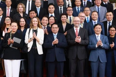 Prime Minister Pham Minh Chinh (3rd from left) and representatives from US businesses (Photo: VNA)